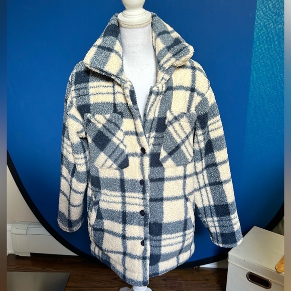 Stateside Double Faced Sherpa Jacket in Navy/Cream Plaid size small - Picture 5 of 11